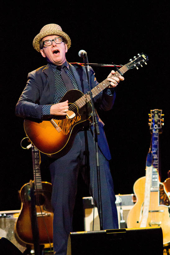 Elvis Costello live in het Koninklijk Circus in Brussel, België op 31 mei 2012