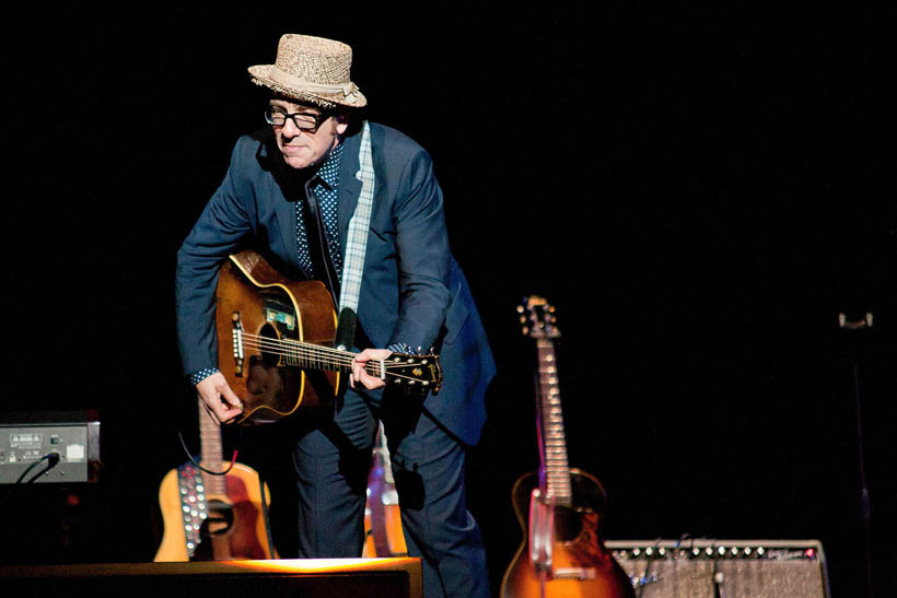 Elvis Costello live in het Koninklijk Circus in Brussel, België op 31 mei 2012
