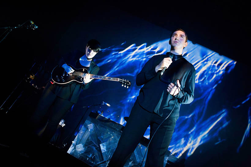 The xx live in de Lotto Arena in Antwerp, België op 21 november 2012
